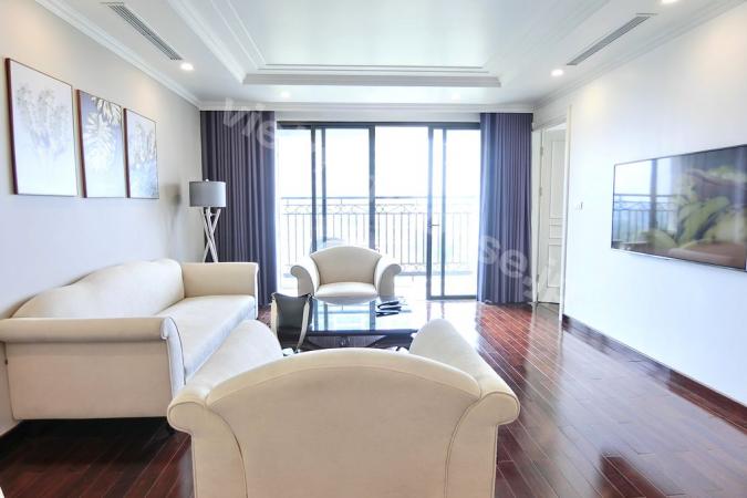 The super spacious three-bedroom apartment in D'le roi solei is ready for you and your family