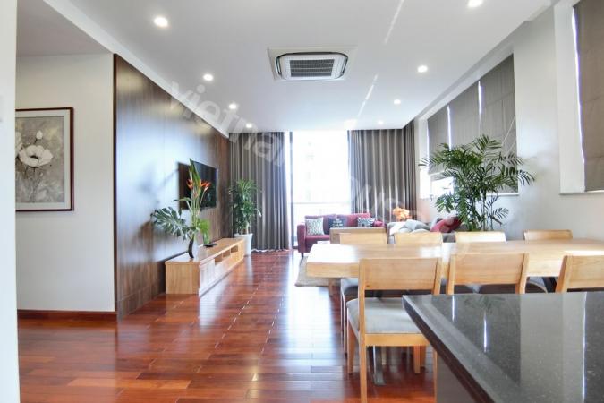 4-bedroom apartment with big balcony and Westlake sightseeing