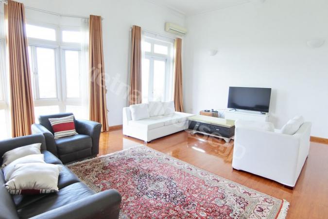 Apartment with large space and great view overlooking the West Lake in sight