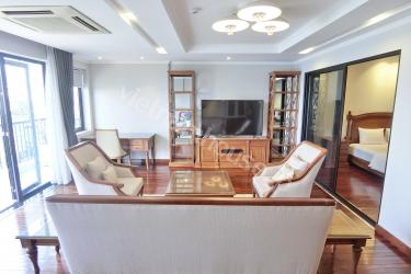 Quality 2-bedroom apartment with cool West Lake view, convenient traffic location