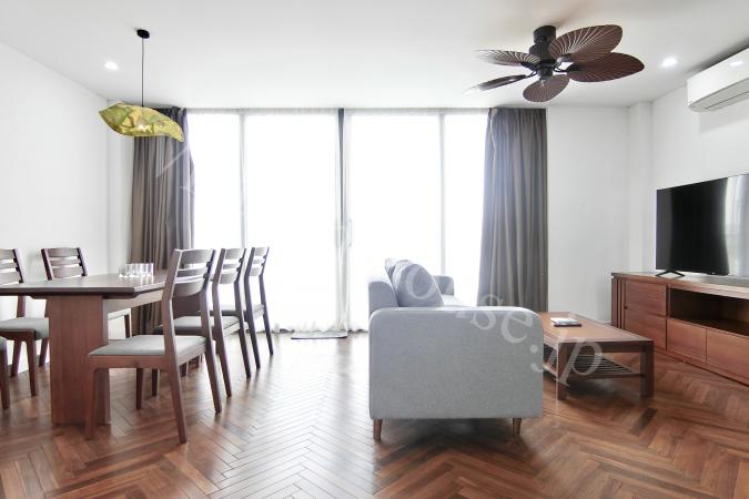 Two bedroom apartment with cool lake view from balcony