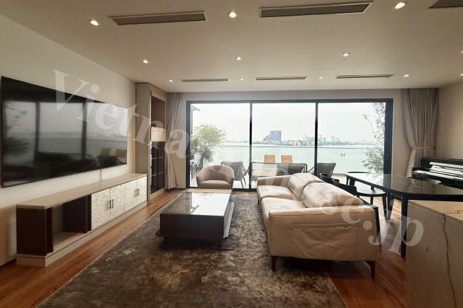 湖の眺望が楽しめる2ベッドルームアパートで、明るく開放的でリラックスできる住空間を提供